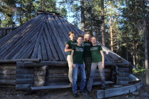 1 - studentki przed goahtie, dawnym letnim domem Saami